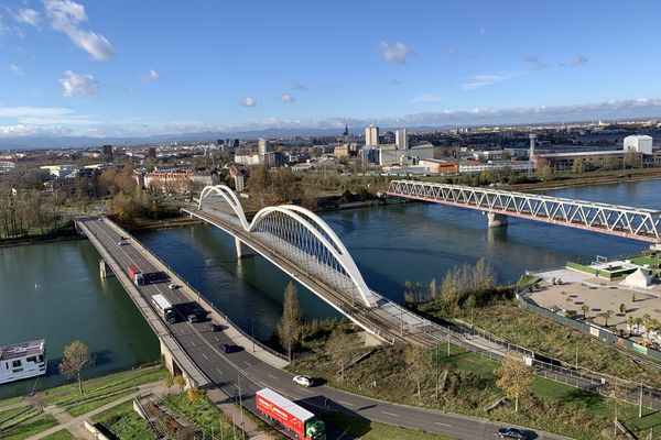 Trois des quatre ponts sur le Rhin qui relient Kehl et Strasbourg