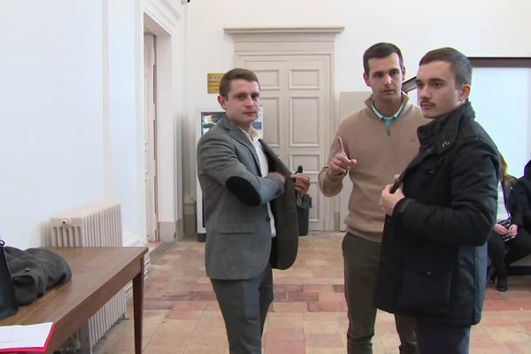 Les trois membres de Patria Albiges, Clément Cabrolier (au centre), Anthony Canniaux, et Sébastien Ughetto, étaient poursuivis devant le tribunal correctionnel d'Albi (Tarn) pour provocation publique à la haine.