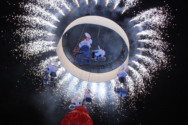 "A vélo vers le ciel", un spectacle proposé place de la République, en ouverture du festival