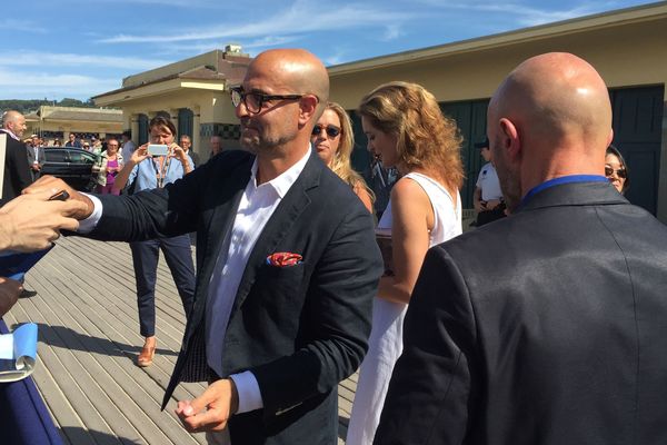 Stanley Tucci signe des autographes avant d'inaugurer sa cabine de plage à deauville