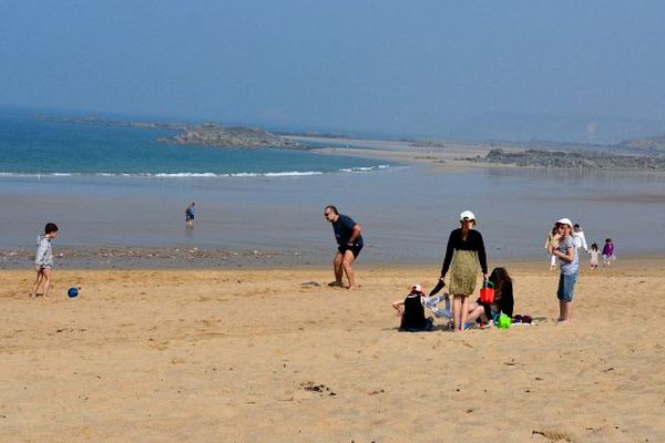 Météo estivale sur la Bretagne  à la plage de l'anse du croc, à Fréhel (22), le 24 mars 2012