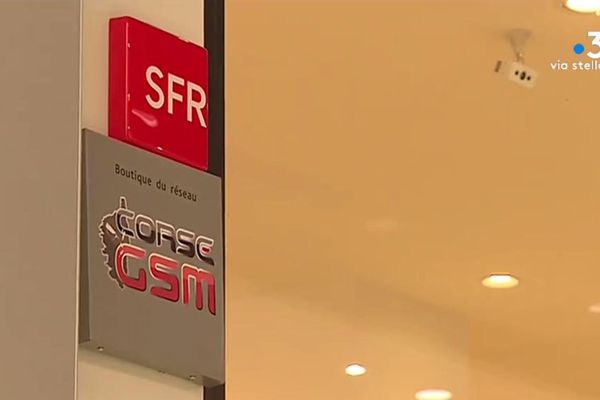 En 2019, SFR a annoncé rompre ses contrats le liant à son unique revendeur sur l'île, Corse GSM.