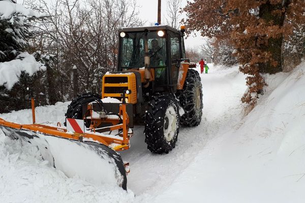 Un chasse neige dans les rues de Gap ce matin.