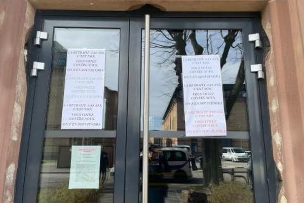 Les affiches répètent toutes le même message d'opposition à la réforme des retraites.