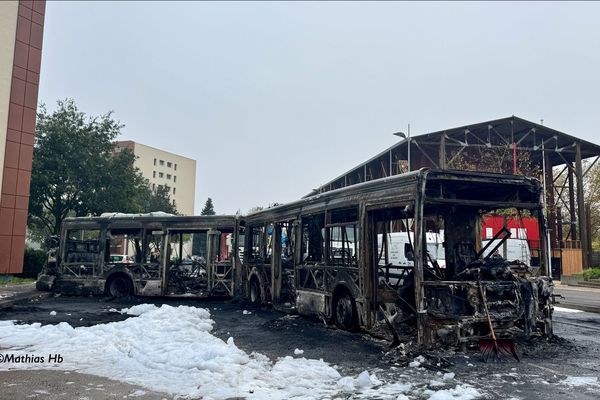 L'un des bus TCL incendié dans la nuit du 1er au 2 novembre à Rillieux-la-Pape.