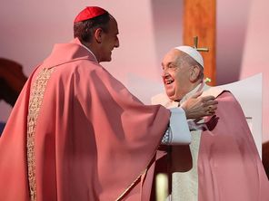 Le pape François et le cardinal François-Xavier Bustillo à la fin de la messe en plein-air célébrée par le Saint-Père, au Casone à Ajaccio, dimanche 15 décembre.