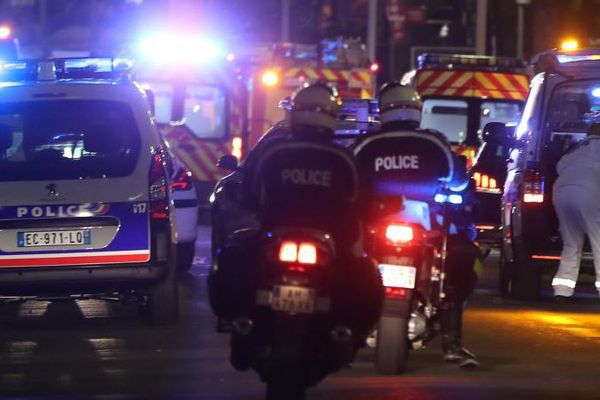 Des officiers de police et des secours arrivent sur la scène de l'attaque, jeudi 14 juillet 2016, sur la Promenade des Anglais à Nice.