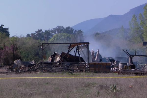 La paillote a été totalement détruite par une explosion suivie d'un feu.