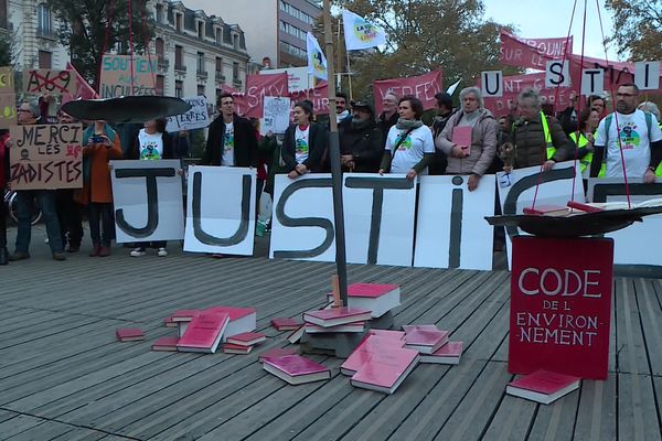 Plus d'une centaine d'opposants à l'autoroute A 69 rassemblés en amont de l'examen par le tribunal adminsitratif d'un recours sontre le projet.