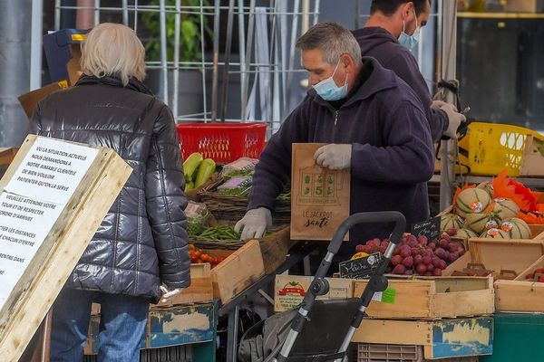 Sauf dérogation locale, les marchés de plein air sont désormais fermés.