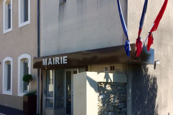 A la mairie de Moussoulens, les drapeaux sont en berne