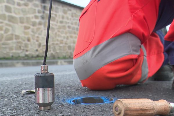 Ces petits mouchards permettent d'écouter le son des canalisations de l'agglomération de Brive.