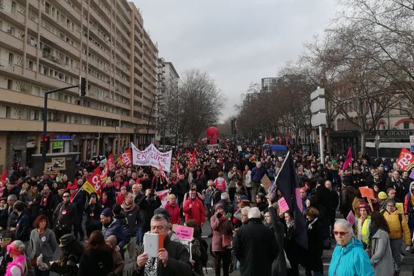 La manifestation toulousaine est partie à 10h de la place St Cyprien, pour remonter les boulevards jusqu'au Grand-Rond. 