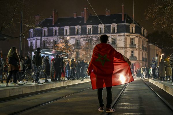 Un supporter marocain sur les voies de tramway, dans le centre-ville de Dijon (Côte-d'Or), le 6 décembre dernier après la qualification du Maroc pour les quarts de finale de la Coupe du Monde 2022.