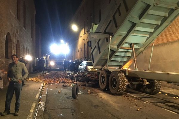 Les agriculteurs ont déversé différents matières dans les rues de Montauban