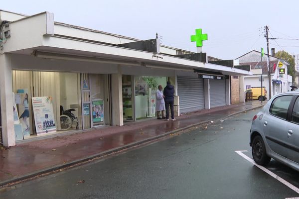 En fin de journée un groupe de jeune installe un point de deal devant cette pharmacie du Bouscat.