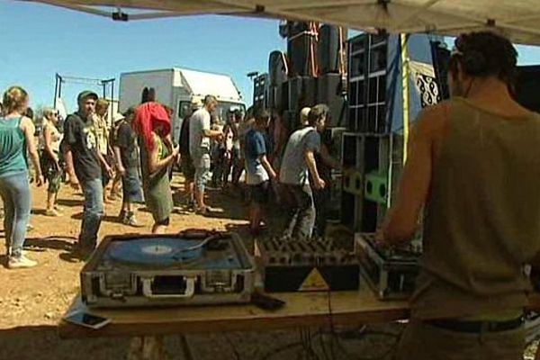 Les jeunes sont venus de France mais aussi d'Espagne et d'Italie pour ce teknival à Laurens. Hérault. Août 2015.