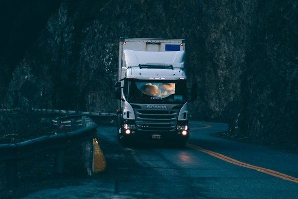 Mercredi 23 octobre 2024, tard dans la soirée, un camion a éventré son réservoir lors d'une manœuvre sur le quai de chargement d'un supermarché de Barentin (Seine-Maritime)