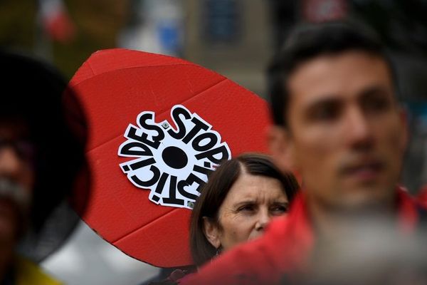 Comme chaque premier vendredi du mois, ce 1er novembre, le mouvement "nous voulons des coquelicots" organise des rassemblements devant les mairies françaises