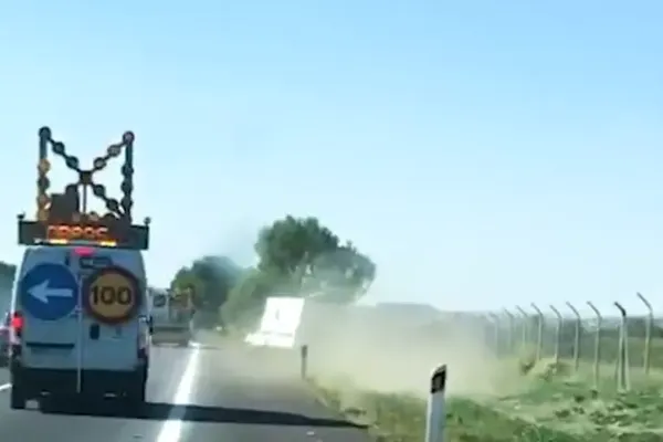 Zigzags sur la route et dans le fossé, véhicule d'intervention évité de justesse... Les images de l'intervention font le buzz.