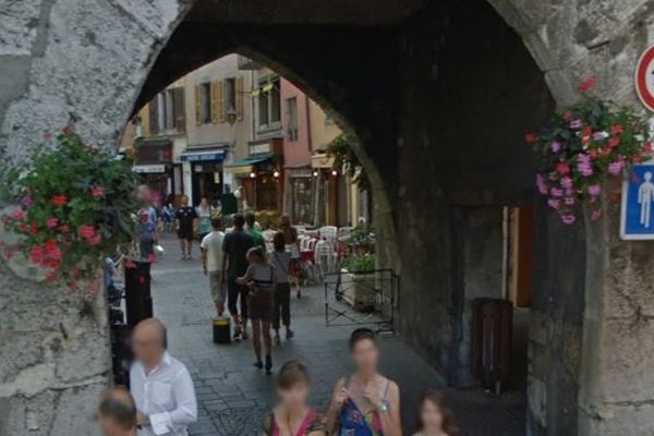 L'incendie s'est produit dans le faubourg Sainte-Claire, en plein cœur piétonnier d'Annecy, dans la nuit.