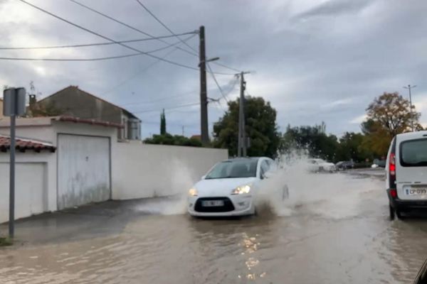 L'eau est même montée encore bien plus haut dans certaines rues, beaucoup d'automobilistes ne savaient pus s'ils devaient avancer ou pas.