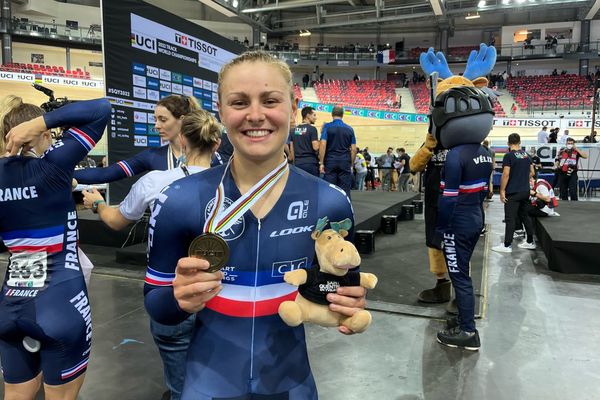 Victoire Berteau avec la médaille de Bronze de la poursuite par équipes aux championnats du monde de cyclisme sur piste.