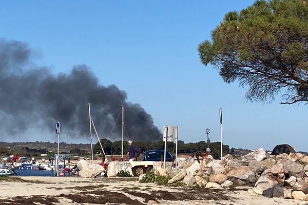 La fumée de cet incendie au coeur du parc conchylicole de Loupian était visible depuis les plages de l'Etang de Thau à Mèze.