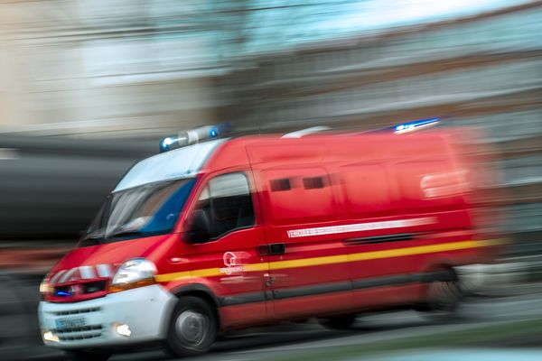 Une vingtaine de pompiers a été mobilisé pour venir à bout de l'incendie survenu dans un appartement de Clermont-Ferrand. 