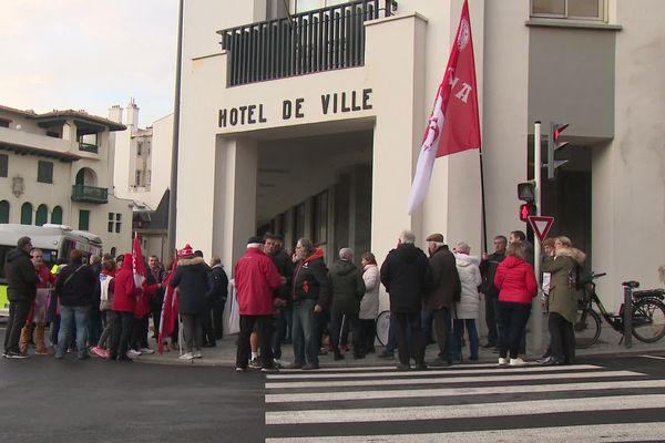 Avant la réunion municipale portant sur le projet de réaménagement du plateau d'Aguiléra, des supporters se mobilisent devant l'hôtel de ville. 