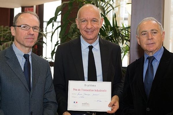 De gauche à droite : Pascal Mailhos, préfet de région - Dominique Bergin, P-DG de Look Cycles International - François Patriat, président du Conseil Régional