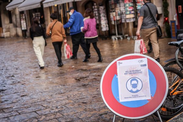 Le port du masque en extérieur est obligatoire dans certaines zones de très nombreuses communes en Haute-Savoie.