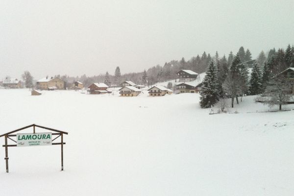 Promis. juré. Cette photo n'est pas une archive. Elle a été prise ce samedi matin par notre équipe de reportage. 10 cm de poudreuse..au printemps.