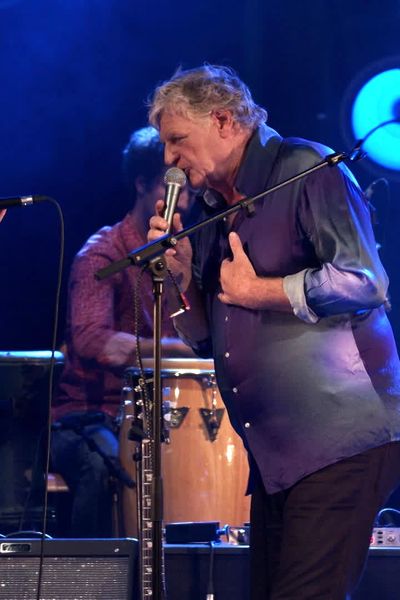 Rodolphe Burger et Oum, sur la scène du festival "C'est dans la Vallée", en octobre 2023.