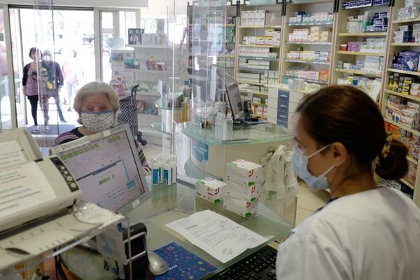 Des plexiglas pour éviter tout contact entre les professionnels de santé et les patients.