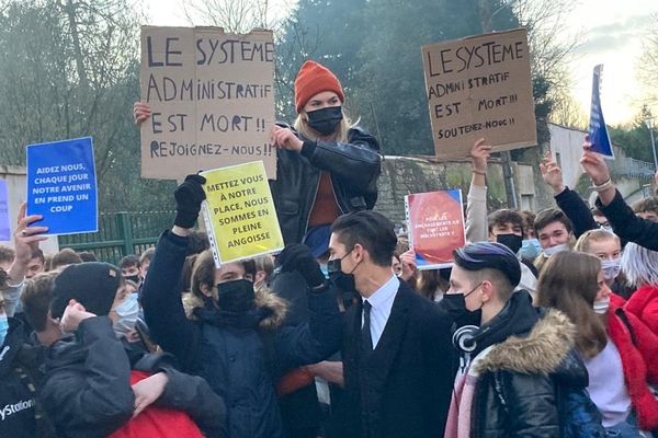 Les lycéens de Gray se mobilisent. Leur professeur de Lettres n'a pas été remplacé depuis le retour des vacances de la Toussaint.