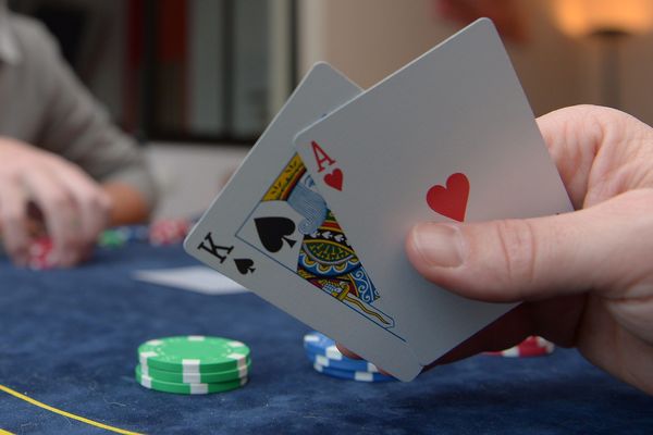 Les montants des mises jouées lors de parties de poker qui ont été déclarés sont inférieurs à ceux joués à Cannes.