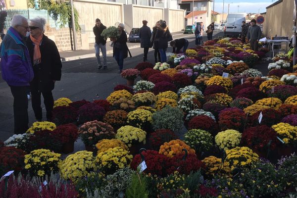 Les vendeurs de chrysanthèmes sont installés aux portes des cimetières, comme à Clermont-Ferrand (Puy-de-Dôme).