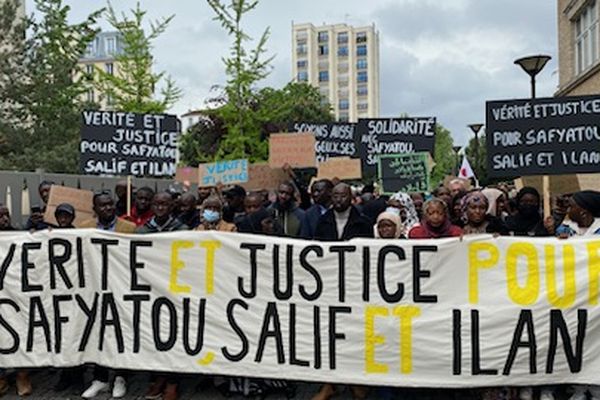 Plusieurs centaines de manifestants se sont réunis lors d'une marche blanche pour demander justice pour les trois adolescents blessés dans le 20e arrondissement mi-avril.