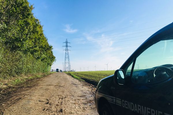 C'est dans ce chemin de la commune d'Yzengremer que le corps d'un homme a été découvert.