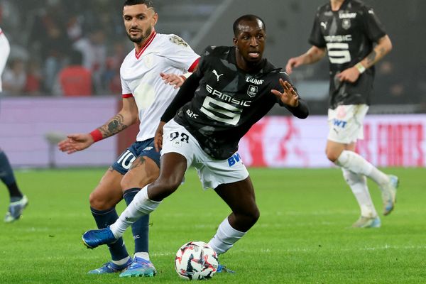 Le milieu de terrain Glen Kamara, du Stade Rennais, contrôlant le ballon devant le lillois Remy Cabella, à Lille, dimanche 24 novembre 2024.