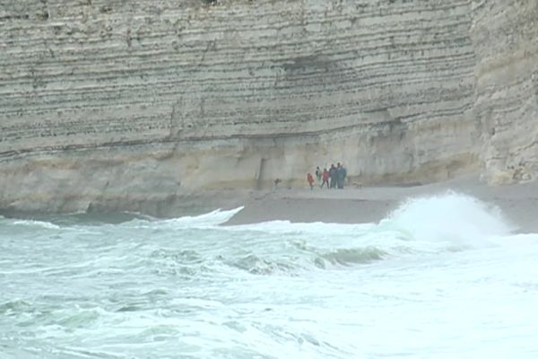 Un groupe de promeneurs bloqués par la marée montante à Etretat (Seine-Maritime) - image d'archive.