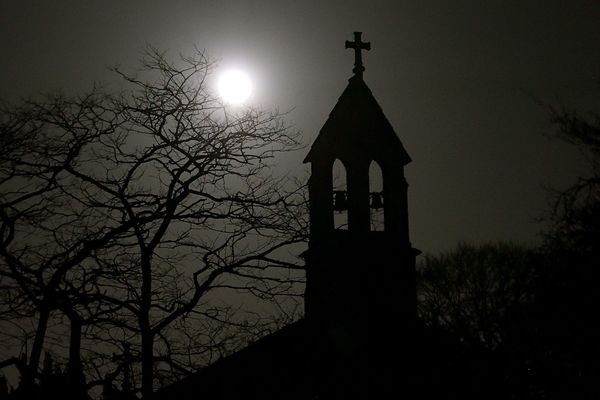 Une super lune, photographiée au-dessus de l'Angleterre. (image d'illustration)