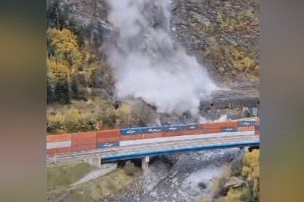 Un morceau de la falaise de la Praz (Savoie) a été dynamité, ce dimanche 5 novembre, pour une mise en sécurité, après un important éboulement survenu en août dernier.