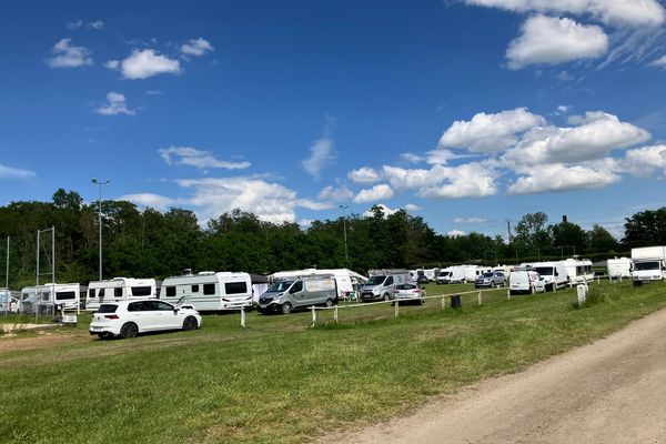 L'espace prévu à Sélestat pour un trounoi de beachhand, squatté par une centaine de caravanes.