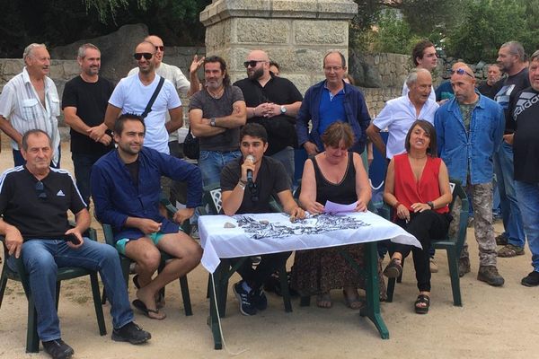 Core in Fronte a tenu une conférence de presse devant la mairie de Pianottoli-Caldarellu.