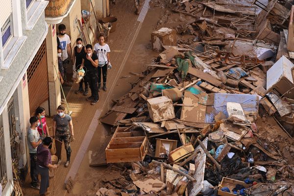 Après les inondations meurtrières de Valencia en Espagne qui ont fait plus de 200 morts, l'élan de solidarité s'organise. Plusieurs fourgons chargés de denrées, et de vêtements sont partis notamment de Perpignan et de Cerbère dans les Pyrénées-Orientales.