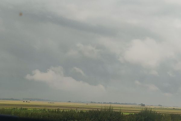 Les nuages envahissent le ciel d'Aubencheul-au-Bac (59)