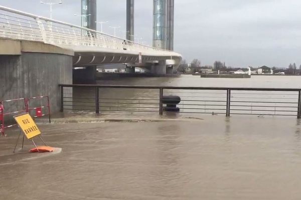 Crue de la Garonne à Bordeaux (en 2016) 