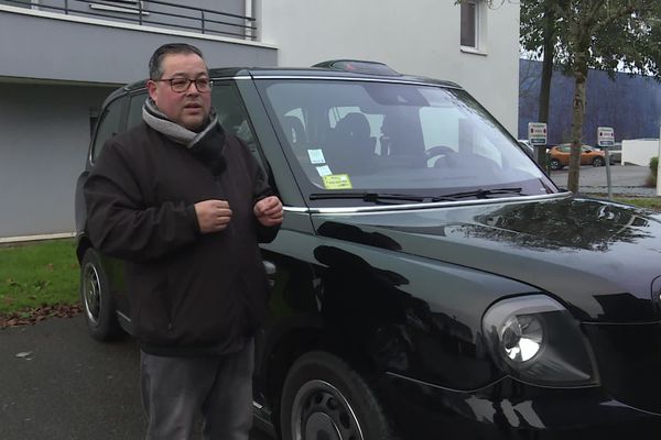 le chauffeur VTC fait partie du cortège de véhicules chargé de convoyer les supporters niçois vers le stade de la Beaujoire le samedi 2 décembre 2023